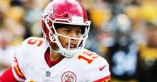 PITTSBURGH, PA - SEPTEMBER 16: Kansas City Chiefs quarterback Patrick Mahomes (15) scrambles with the ball during the NFL football game between the Kansas City Chiefs and Pittsburgh Steelers on September 16, 2018 at Heinz Field in Pittsburgh PA. (Photo by Mark Alberti/Icon Sportswire)