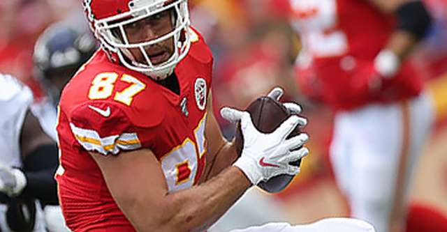 KANSAS CITY, MO - SEPTEMBER 22: Kansas City Chiefs tight end Travis Kelce (87) turns upfield after a catch in the first quarter of an AFC matchup between the Baltimore Ravens and Kansas City Chiefs on September 22, 2019 at Arrowhead Stadium in Kansas City, MO. (Photo by Scott Winters/Icon Sportswire)