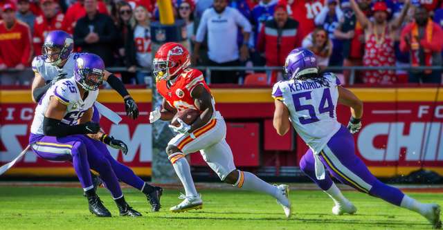 KANSAS CITY, MO - NOVEMBER 03: Kansas City Chiefs wide receiver Tyreek Hill (10) runs the ball during the game against the Minnesota Vikings on November 3, 2019 at Arrowhead Stadium in Kansas City, Missouri. (Photo by William Purnell/Icon Sportswire)
