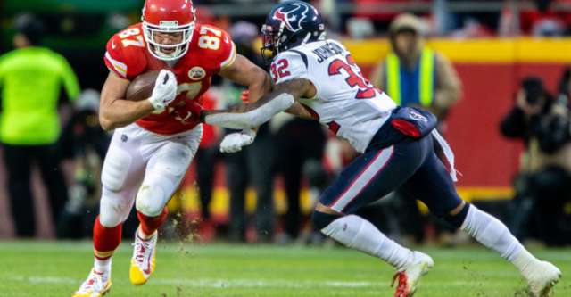 KANSAS CITY, MO - JANUARY 12: Kansas City Chiefs tight end Travis Kelce (87) heads up field against the Houston Texans on January 12, 2019 at Arrowhead Stadium in Kansas City, Missouri. (Photo by William Purnell/Icon Sportswire)