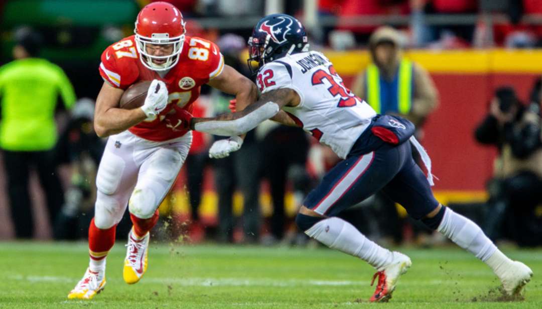 KANSAS CITY, MO - JANUARY 12: Kansas City Chiefs tight end Travis Kelce (87) heads up field against the Houston Texans on January 12, 2019 at Arrowhead Stadium in Kansas City, Missouri. (Photo by William Purnell/Icon Sportswire)