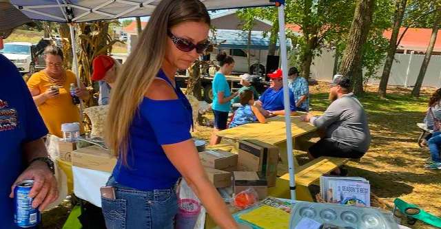 Amber Canedo peruses out the offerings of a vendor booth.