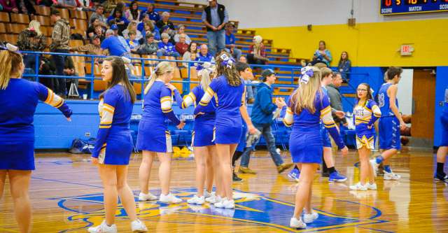 Alton comets cheerleaders.