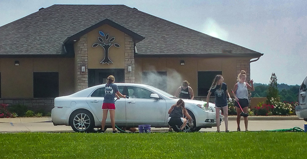 Couch High School Seniors of 2022 Car Wash A Big Success Alton MO