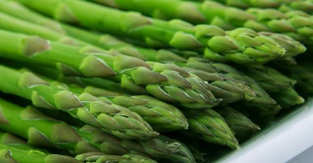 A pile of green asparagus stalks.
