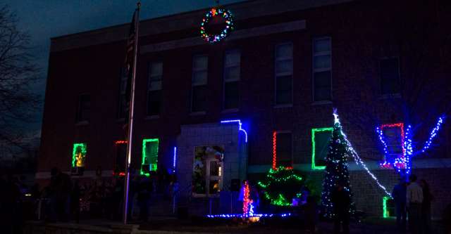 The Alton Courthouse all decorated for the parade.