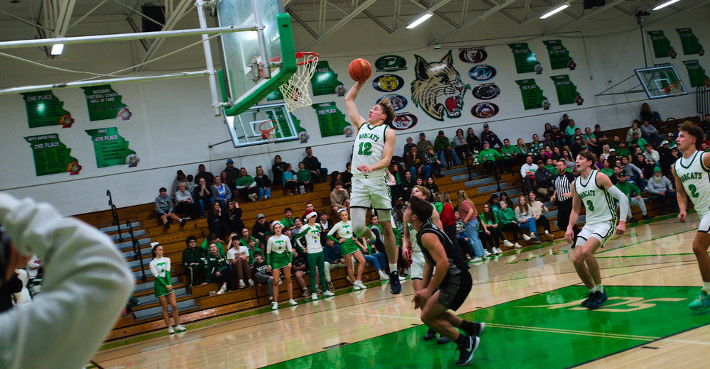 THAYER, MO – DECEMBER 18: Thayer Bobcats Aidan Burns makes a one-hand dunk during the high school basketball game between the Thayer Bobcats and the Izard County Cougars on December 18, 2023 at the Thayer High School Gym in Thayer, Missouri. (Photo by Amanda Thomas/AltonMo.com)