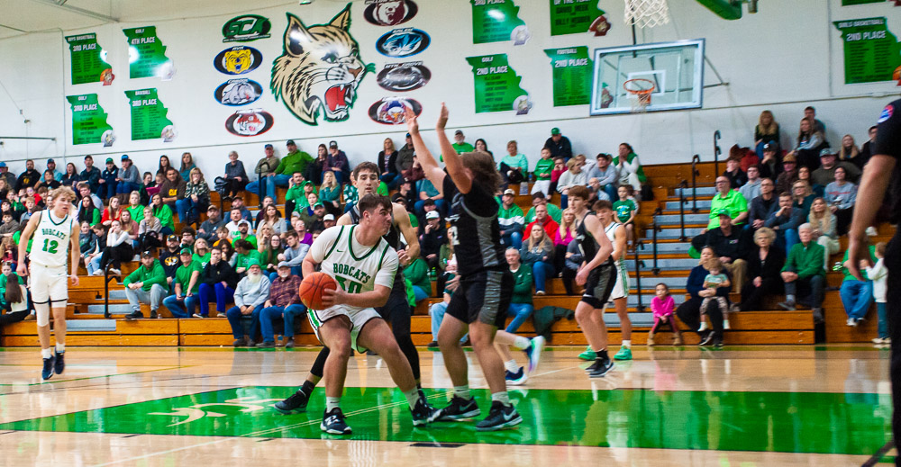 THAYER, MO – DECEMBER 18: Thayer Bobcats Cooper Clark (50) gets ready to jump for a two-pointer during the high school basketball game between the Thayer Bobcats and the Izard County Cougars on December 18, 2023 at the Thayer High School Gym in Thayer, Missouri. (Photo by Curtis Thomas/AltonMo.com)