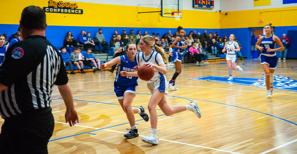 ALTON, MO - NOVEMBER 30: Alton Comets Miley Haney (14) dribbles down the court for a lay-up during the high school basketball game between the Alton Comets and the Norwood Pirates on November 30, 2023 at the Alton High School Gym in Alton, Missouri. (Photo by Amanda Thomas/AltonMo.com)