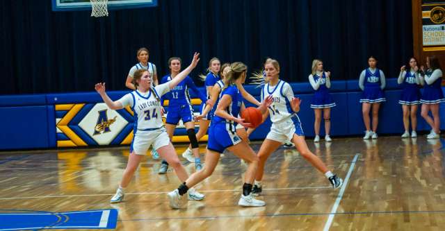 ALTON, MO – JANUARY 29: Alton Comets Miley Haney (14) gets ready to block the opponent's pass to the basket during the high school basketball game between the Alton Comets and the Bakersfield Lions on January 29, 2024, at the Alton High School Gym in Alton, Missouri. (Photo by Amanda Thomas/AltonMo.com)