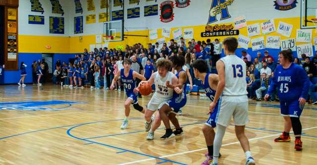 ALTON, MO – JANUARY 30: Alton Comets Cole Trantham (34) pushes past a defender to the basket during the high school basketball game between the Alton Comets and the Koshkonong Blue Jays on January 30, 2024, at the Alton High School Gym in Alton, Missouri. (Photo by Amanda Thomas/AltonMo.com)