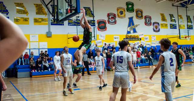 ALTON, MO – FEBRUARY 10: Thayer Bobcats Devin Harrington (3) makes his third slam dunk during the high school basketball game between the Alton Comets and the Thayer Bobcats on February 10, 2024, at the Alton High School Gym in Alton, Missouri. (Photo by Amanda Thomas/AltonMo.com)