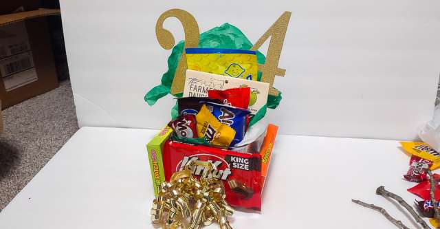 The candy basket without sticks.