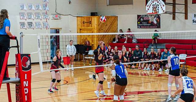 COUCH, MO – SEPTEMBER 8: Couch Indians Saphera Smith (3) sets the ball for her teammate during the high school volleyball game between the Couch Indians and the Koshkonong Blue Jays on September 8, 2025, at the Couch High School Gym in Couch, Missouri. (Photo by Amanda Thomas/AltonMo.com)