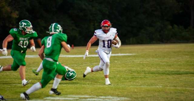 THAYER, MO – SEPTEMBER 12: Liberty Eagles Jaren Rutledge (10) looks for an opening in the defense during the high school football game between the Thayer Bobcats and the Liberty (Mtn. View) Eagles on September 12, 2025, at the Thayer High School football field in Thayer, MO. (Photo by Curtis Thomas/AltonMo.com)