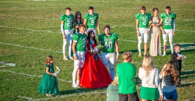 THAYER, MO – SEPTEMBER 26: The 2025 Thayer High School Homecoming Queen Savannah Jackson, escorted by Dawson Harris (7) and Zeb DuBois (40), poses for a picture after being crowned before the high school football game between the Thayer Bobcats and the Houston Tigers on September 26, 2025, at the Thayer High School football field in Thayer, MO. (Photo by Curtis Thomas/AltonMo.com)