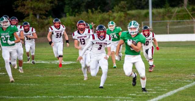 THAYER, MO – SEPTEMBER 26: Thayer Bobcats running back Thomas Poole (8) sprints over 80 yards to the endzone in the first 20 seconds of the game during the high school football game between the Thayer Bobcats and the Houston Tigers on September 26, 2025, at the Thayer High School football field in Thayer, MO. (Photo by Curtis Thomas/AltonMo.com)