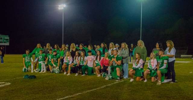 THAYER, MO – OCTOBER 17: The Thayer Bobcats sports seniors with their moms after the high school football game between the Thayer Bobcats and the Willow Springs Bears on October 17, 2025, at the Thayer High School football field in Thayer, MO. (Photo by Amanda Thomas/AltonMo.com)
