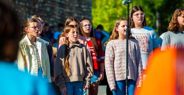 The Alton Junior High girls choir singing "Do-Re-Mi."