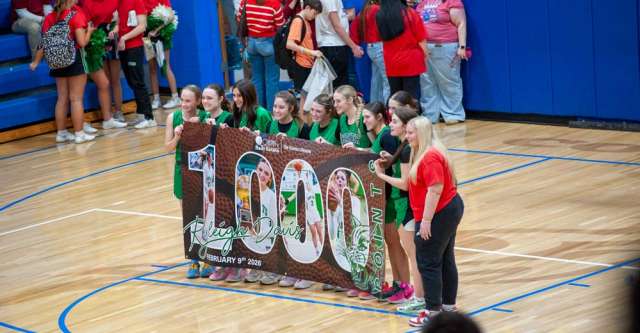 ALTON, MO – FEBUARY 9: Thayer Bobcats Ryleigh Davis (3) and team pose for a picture after the high school basketball game between the Alton Comets and Thayer Bobcats on Febuary 9, 2026 at the Alton High School Gym in Alton, Missouri. (Photo by Amanda Thomas/AltonMo.com)
