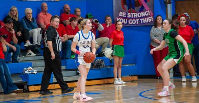 ALTON, MO – FEBUARY 9: Alton Comets Miley Haney (14) gets ready to pass the ball to her teammate during the high school basketball game between the Alton Comets and Thayer Bobcats on Febuary 9, 2026 at the Alton High School Gym in Alton, Missouri. (Photo by Amanda Thomas/AltonMo.com)