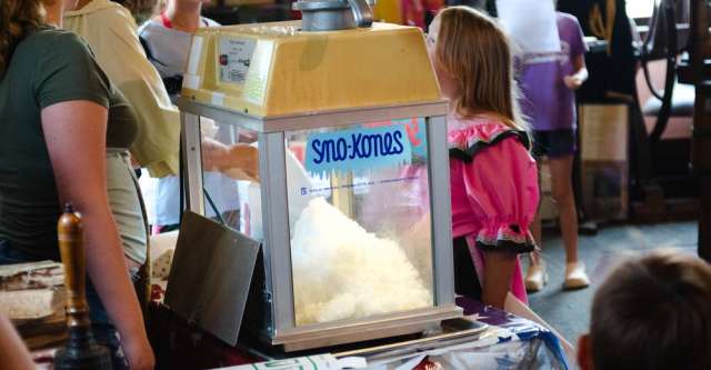 Snow cone maker