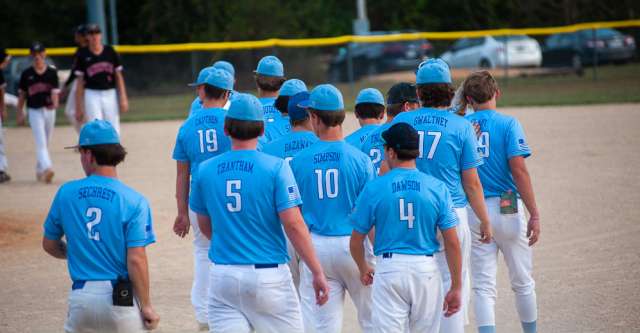 ALTON, MO – SEPTEMBER 29: Alton Comets baseball team gets the win during the high school baseball game between the Alton Comets and the Gainesville Bulldogs on September 29, 2026, at the Alton High School Gym in Alton, Missouri. (Photo by Amanda Thomas/AltonMo.com)
