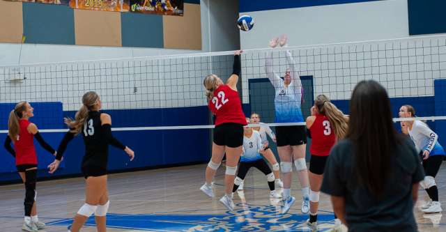 ALTON, MO – SEPTEMBER 15: Dora Falcons Ellie Ullom (22) spikes the ball over the net during the high school volleyball game between the Alton Comets and the Dora Falcons on September 15, 2026, at the Alton High School Gym in Alton, Missouri. (Photo by Amanda Thomas/AltonMo.com)