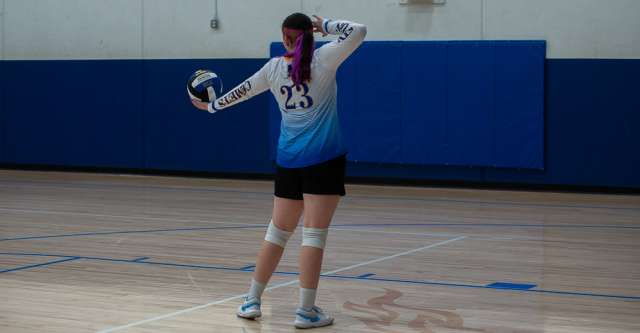 ALTON, MO – SEPTEMBER 15: Alton Comets Chloe Cecil (23) gets ready to serve the ball during the high school volleyball game between the Alton Comets and the Dora Falcons on September 15, 2026, at the Alton High School Gym in Alton, Missouri. (Photo by Amanda Thomas/AltonMo.com)