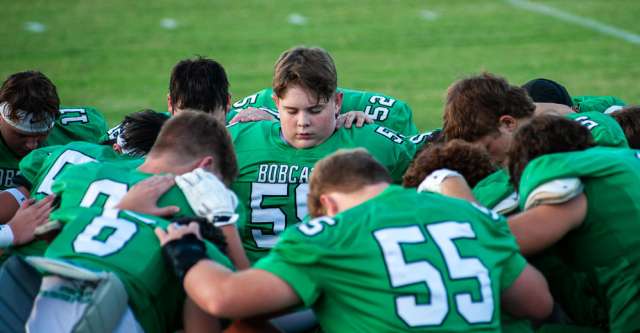THAYER, MO – SEPTEMBER 18: Thayer Bobcats team prays before the high school football game between the Thayer Bobcats and the Salem Tigers on September 18, 2026, at the Thayer High School football field in Thayer, MO. (Photo by Curtis Thomas/AltonMo.com)