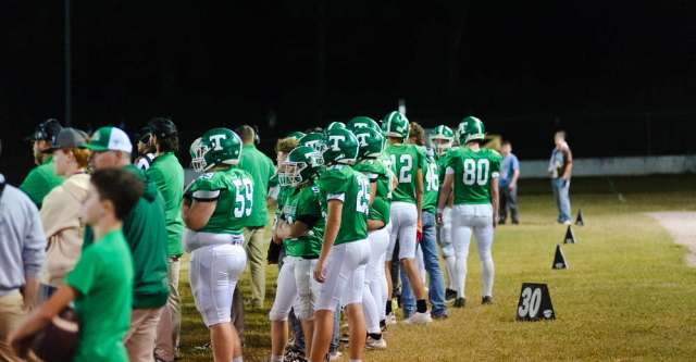 THAYER, MO – OCTOBER 26: Thayer Bobcats team watches the play on the sideline during the high school football game between the Thayer Bobcats and the Mountain Grove Panthers on October 23, 2026, at the Thayer High School football field in Thayer, MO. (Photo by Curtis Thomas/AltonMo.com)