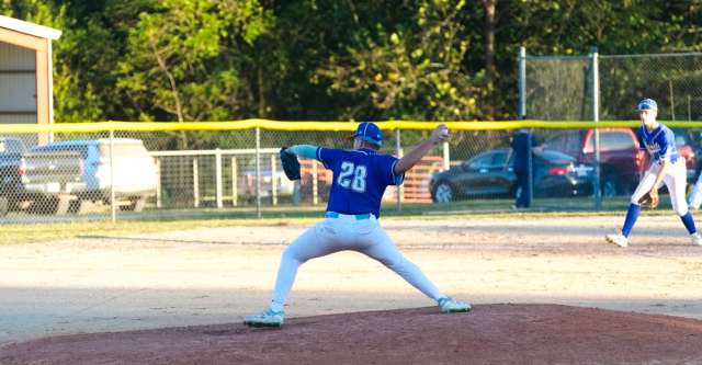 Kade Clary pitching for the Alton Comets.